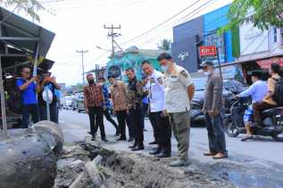 Sampah Sumbat Drainase, Pj Walikota Pekanbaru Minta Pengawasan RT/RW dan Lurah 