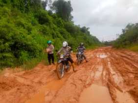 Bawa Paket Sembako Sosialisasi Pemilu, Polsek Medang Kampai Lewati Jalan Ekstrem