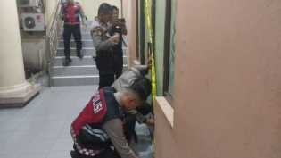 Polisi Segel Kantor Sub Bagian Humas DPRD Riau