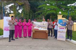 Polsek Cerenti dan Bhayangkari Berbagi Takjil kepada Masyarakat