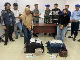 Polda Riau Bongkar Jaringan Narkoba Lintas Provinsi, Dua Kurir Wanita Ditangkap di Bandara
