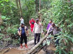 Polisi Tembus Hutan dan Lewati Jalan Ekstrem, Demi Pilkada Damai