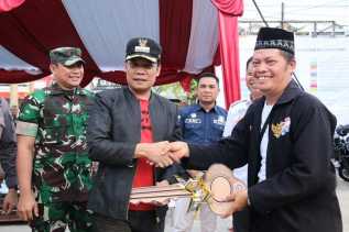 Kepala Disperindag Dampingi Pj Walikota Serahkan Kios TPS Pedagang Pasar Cik Puan