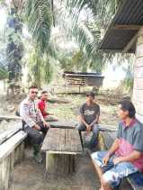 Babinkamtibmas Desa Sekayan Dialog dengan Warga Ciptakan Pemilu Damai