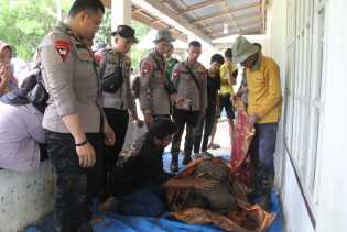 Brimob Polda Riau Temukan Ibu dan Anak Korban Banjir di Agam