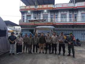 Personel Polsek Minas Kawal Pengiriman Logistik Pilkada 2024 ke KPU Siak