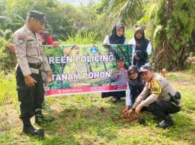 Hijaukan Bumi, Polsek Rimba Melintang Laksanakan Green Policing di Kantor Camat