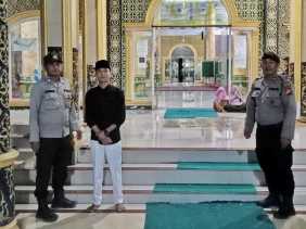 Polsek Rimba Melintang Kawal Pengamanan Salat Subuh di Masjid Al Munawarrah Rohil
