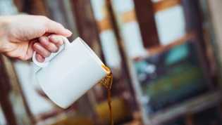 Jangan Buang Sisa Kopi ke Selokan! Ini Bahayanya