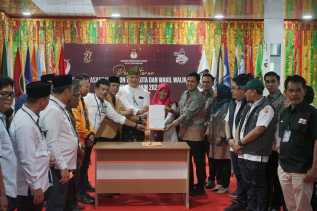 Pasangan Intsiawati Ayus dan Taufik Arrahman Resmi Daftar ke KPU Pekanbaru