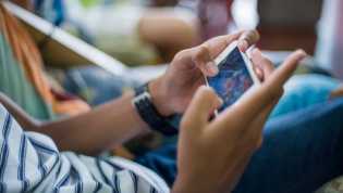 Studi: Anak 12 Tahun Punya HP Lebih Berisiko Depresi, Obesitas, Kurang Tidur