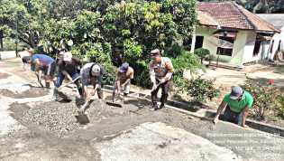 Goro dengan Warga, Bhabinkamtibmas Polsek Kerumutan Ciptakan Kesejukan Pilkada