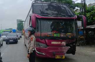 Triton Tabrak Bus Medan Jaya di Jalan Siak II Pekanbaru