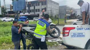 Motor Ringsek, Truk Kontainer Tabrak Pengendara Saat Berhenti di Traffic Light