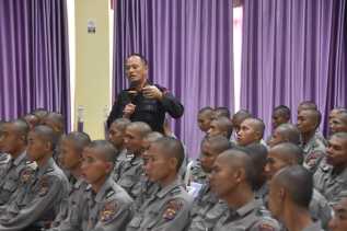 Dansat Brimob Riau Tekankan Integritas dan Disiplin kepada Siswa Diktukba SPN Polda Riau