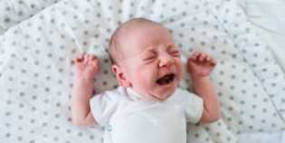 Penyebab Mengapa Bayi Menjadi Rewel Saat Diletakkan di Boks dan Cara Mengatasinya