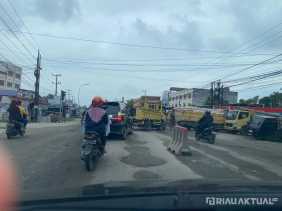Jalan Garuda Sakti Hancur Lagi, Kemacetan Makin Parah