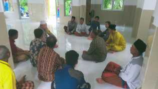 Bhabinkamtibmas Polsek Bangko Beri Imbauan Pemilu Damai Usai Sholat Jumat