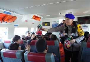 Riangnya Anak-anak Pemudik Dapat Jajan dari Kapolda Riau