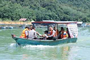 Warga Tak Bisa Baca Tulis, AKBP Ronald Datangi Desa Terpencil Kawal Pilkada Damai
