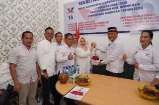 Kasmarni Kembalikan Formulir Pendaftaran Calon Bupati ke DPD Perindo Bengkalis