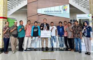 Dukung Tim Sepakbola Amputasi Riau, Bandara Pekanbaru Berikan Bantuan TJSL Tongkat Elbow