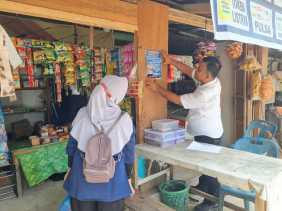 Polsek Bangko Pusako Sebar Imbauan Waspada Bencana, Warga Diminta Tak Buang Sampah Sembarangan