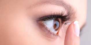 Ini yang Bakal Terjadi pada Mata Ketika Kamu Tidur Tanpa Melepas Lensa Kontak