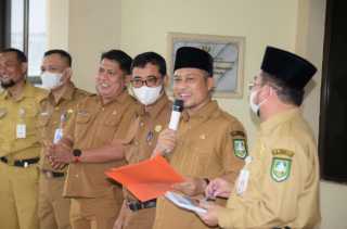 Hari Pertama Berkantor Pasca Idul Fitri, Wakil Bupati Bengkalis Sidak ke PD, Camat dan Desa