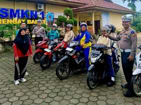 Unik, Polantas di Inhu Ajak Guru Cek Motor Pelajar saat Operasi Zebra Lancang Kuning 2025