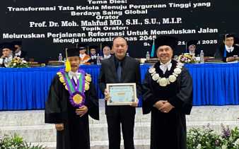 Kajari Bengkalis Sri Odit Megonondo Terima Penghargaan Alumni Berprestasi dari Unisri