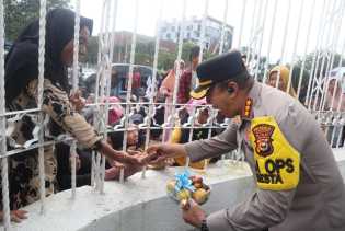 Jaga Kamtibas Pemilu, Kapolresta Pekanbaru Bagikan Buah dan Minuman ke Pengunjuk Rasa