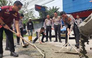 Usai Warga, Kini Ditlantas Polda Riau Yang Bikin Aksi Cor Jalan Rusak di Pekanbaru