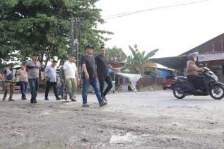 Targetkan Tak Ada Jalan Berlubang di Pekanbaru, Wako Agung Turun Cek Pekerjaan Perbaikan di Swakarya