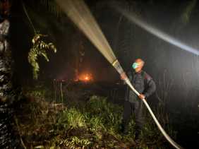 Dansat Brimob Riau Pimpin Pemadaman Karhutla hingga Larut Malam di Rohil