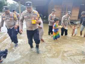 Banjir di Kampar Kiri Hilir Belum Surut, Ini yang Dilakukan Polisi