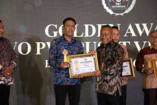Bupati dan Ketua Koni Bengkalis Terima Penghargaan Golden Award 2023