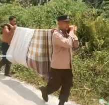 Polsek Mandah di Inhil Bantu Ibu Melahirkan Sambil Ciptakan Pemilu Damai