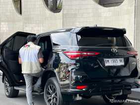 KPK Geledah Kantor Gubernur Riau, Mobil Dinas Plt Gubri dan Sekda Turut Diperiksa