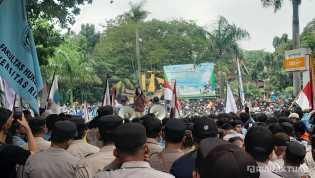 Emak-Emak Ikut Aksi Depan DPRD Riau, Tuntut Bebaskan Khariq Anhar