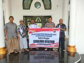 Ciptakan Pilkada Damai, Polsek Tanah Putih Tanjung Melawan Cooling System Bersama Warga Usai Salat