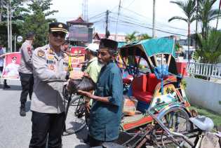 Polres Inhil Berikan Sembako kepada Tukang Becak