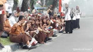 Ratusan Pelajar di Pekanbaru Sambut Kedatangan Presiden Jokowi