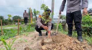 Kapolsek Bangko Pusako Tanam Pohon Dukung Program Kapolda Riau, Wujudkan Green Policing