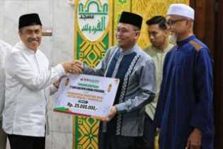 Safari Ramadhan di Masjid Al-Firdaus, Gubri Syamsuar Serahkan Bantuan untuk Masyarakat