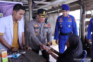 Kapolres Rohil Berikan Bansos dan Layanan Kesehatan Lewat Program di Pesisir
