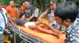 Banjir Rendam Payung Sekaki, Polisi Evakuasi Lansia Sakit dan Remaja Digigit Ular