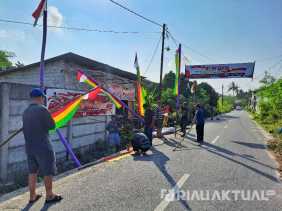 Warga Pekanbaru Meriahkan HUT RI ke-79 dengan Memasang Umbul-umbul  di Jalan Aur Kuning