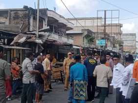 Bupati Alfedri Temui Korban Kebakaran 15 Ruko dan Berikan Bantuan