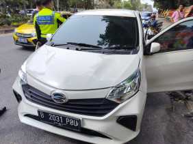 Alami Serangan Jantung Saat Menyetir, Daihatsu Sigra Tabrak Penyapu Jalan